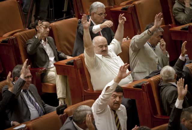 Καθαίρεση του Ρουμάνου προέδρου ψήφισε το κοινοβούλιο